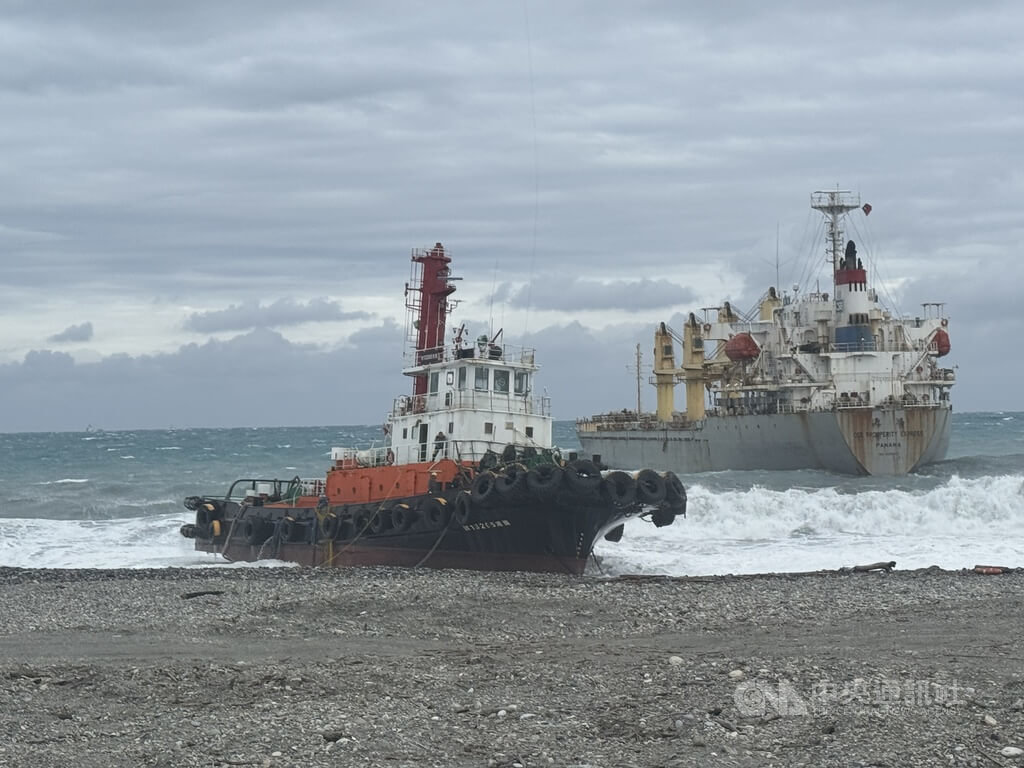 貨輪花蓮海域故障 救援拖船也擱淺5人吊掛脫困