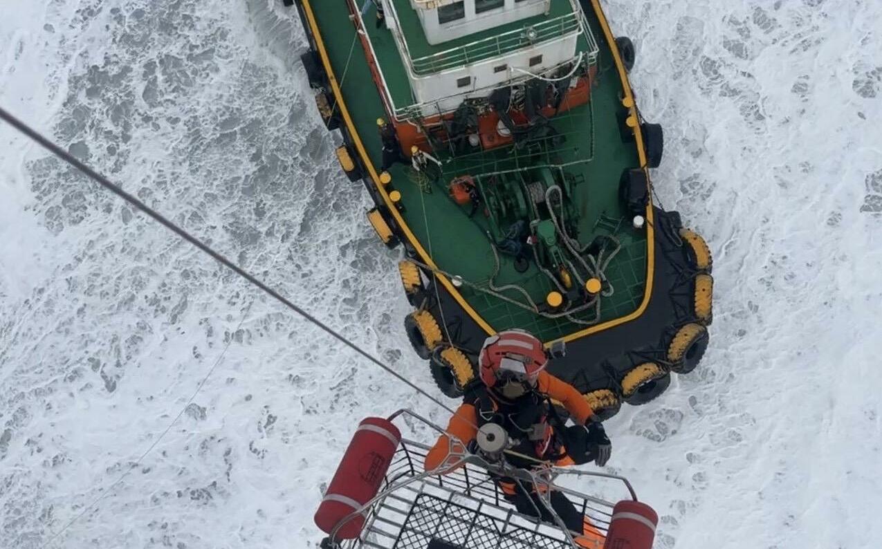 貨輪花蓮溪口失去動力 救援拖船也坐灘! 海巡署緊急出動 吊掛5人脫險