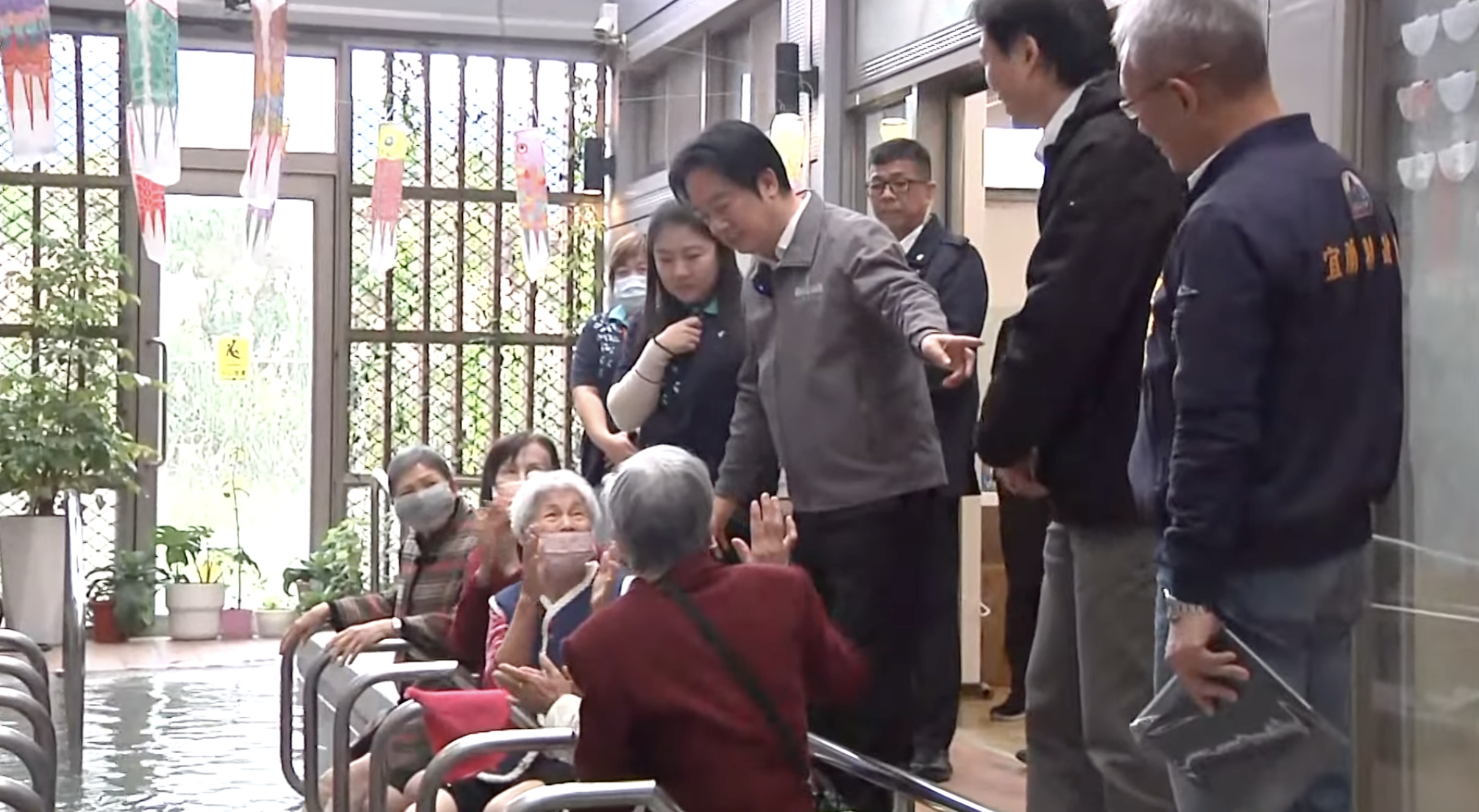  賴清德看阿嬤泡溫泉，還關心水溫多少。 圖：翻攝自共訊 