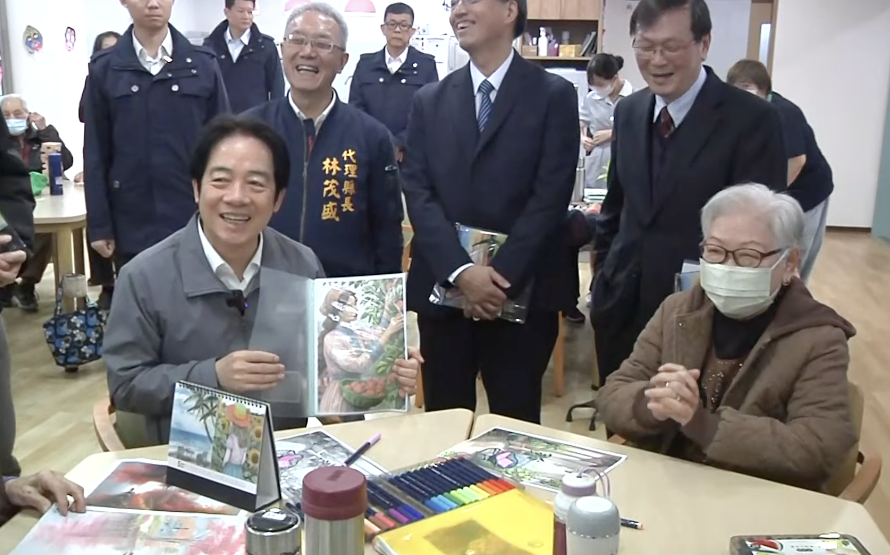 籲立院尊重長輩儘速通過總預算!賴清德與阿嬤畫畫笑開懷:林國漳是未來宜蘭縣長