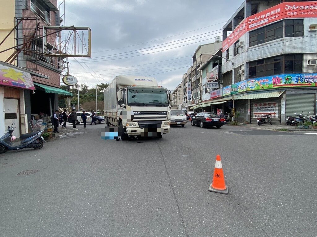 屏東大貨車右轉疑因視線死角 輾斃機車騎士