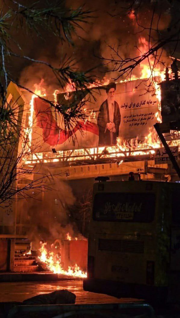  伊朗抗議民眾焚毀前精神領袖哈梅內伊照片。 圖：翻攝自@Wangwenhaha0518 