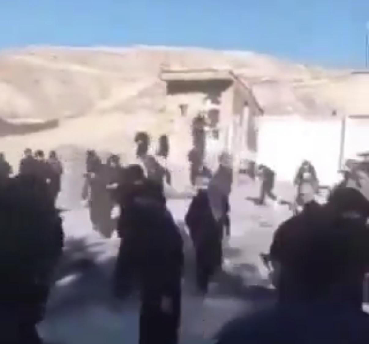  馬萊克沙希的政權軍隊直接向抗爭者開火，導致數人死亡、數十人受傷。 圖：翻攝自 X 