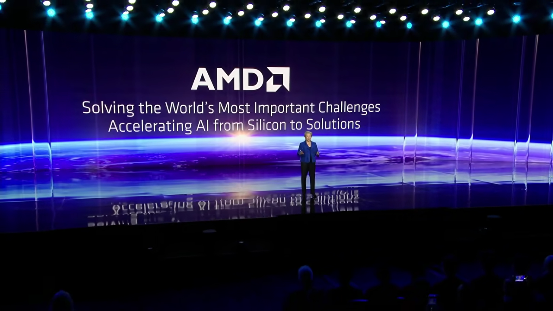 AMD 董事長暨執行長蘇姿丰在 CES 2026 主題演講中指出，AI 使用者自 ChatGPT 問世後已由百萬暴增至逾 10 億人，未來有望突破 50 億，AI 正從工具正式轉型為全球基礎建設。 圖:翻攝自CES YouTube
