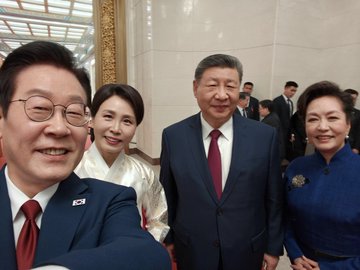  南韓總統李在明夫婦(前左)近期拜訪北京，並與中國國家主席習近平夫婦會面，共同討論韓中關係未來的發展與合作方向。 圖：翻攝自 @cskun1989 X 帳號 