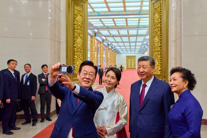 韓國總統李在明拿著習近平贈送的華為手機，準備拍攝合照。 圖：翻攝自 @cskun1989 X 帳號 