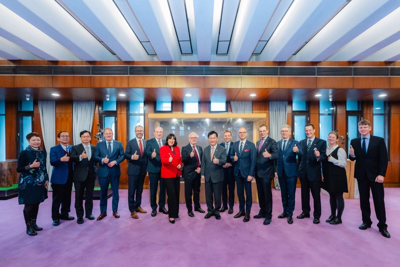 林佳龍午宴款待「歐洲議會議員團」。 圖：外交部提供 