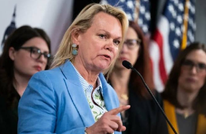  美國眾議員艾波蘿·狄蘭妮呼籲就美軍逮捕馬杜洛一事對川普提出彈劾案。 圖 : 翻攝自X / Nexta 