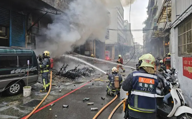 三重透天工廠起火直竄黑煙 4人受困頂樓獲救