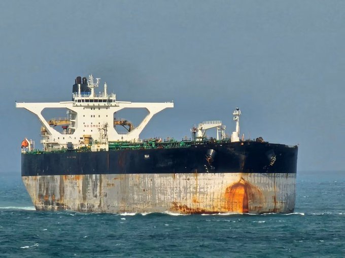 當地時間 7 日，美軍部隊成功登上俄羅斯影子艦隊油輪「馬里內拉號」，並對該艘船艦實施了扣押。 圖：翻攝自 @Israelwaronhama X 帳號 