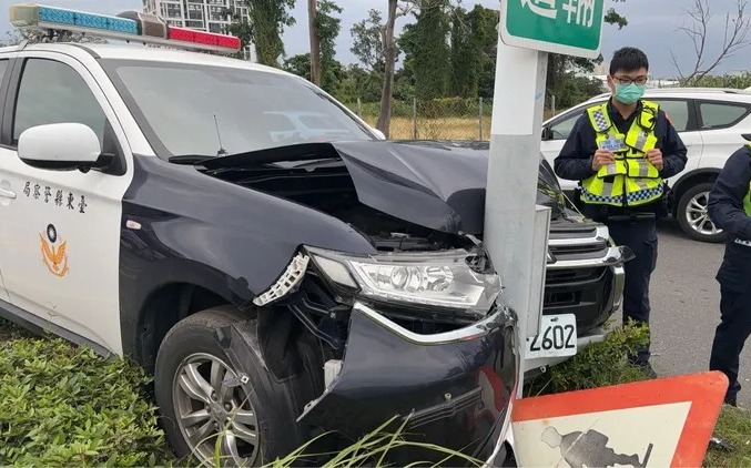 台東警車迴轉失控衝上安全島撞告示牌!到職3月新警員幸未受傷