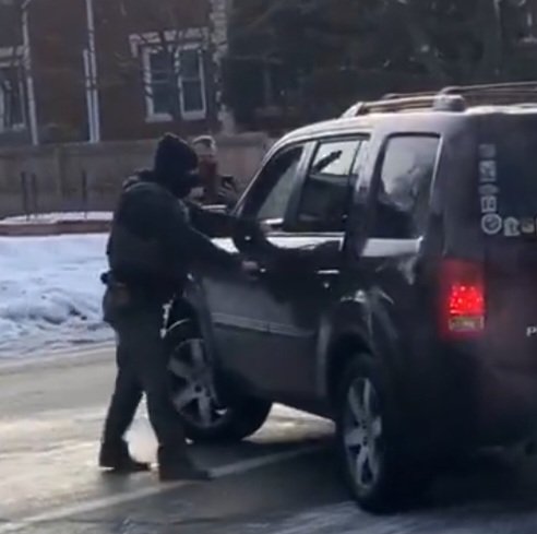  美國明尼蘇達州明尼阿波利斯發生一起移民及海關執法局（ICE）執法槍擊民眾案件，引發全美抗議。 圖：翻攝自 X @YankeesMIKE2408 