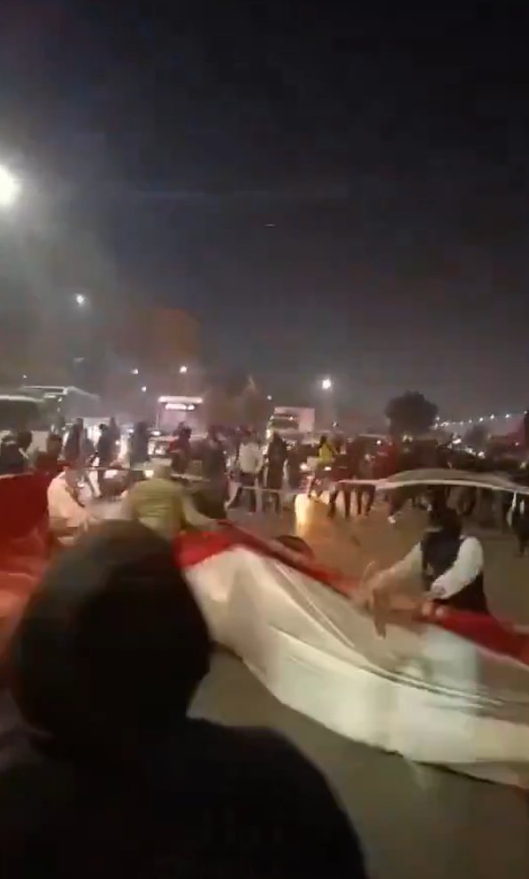  位於伊朗東北部的馬什哈德(Mashhad)，當地民眾擊退警察，拉下伊朗國旗並撕毀。 圖：翻攝自 X 新‧二七部隊 軍事雜談 