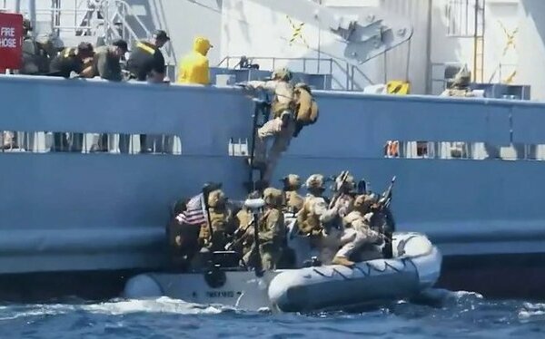 (影) 美軍強勢出擊! 連逮5影子艦隊船隻 俄籍油輪大奔逃 俄軍急派驅逐艦護航