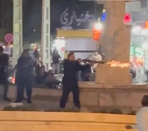  安全部隊一改過往鎮壓模式，展開暴力鎮壓，有目擊者指控軍警動用實彈、霰彈、催淚瓦斯與電擊器，導致多人中彈倒地。 圖：翻攝自 X 