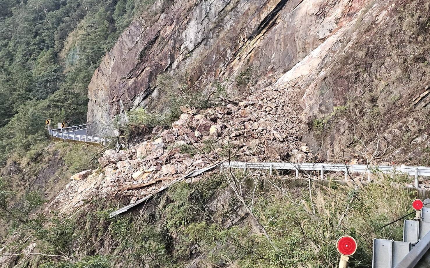 北橫公路台7線大量土石崩落 明池路段急封閉管制