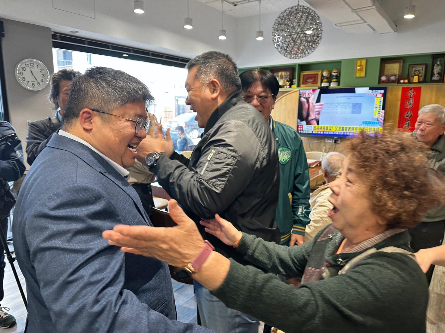  蔡易餘不客氣地檢視，強調朴子市的債務從近 5 億元降至 8000 萬元，雖然最後是由對手清償完畢，但前一任民進黨籍市長早已幫忙還了將近 4 億元，直言民進黨的執政成績遠優於非民進黨籍陣營。 圖：蔡易餘辦公室提供 
