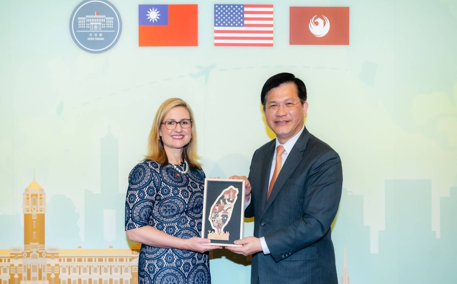 鳳凰城市長來訪 林佳龍:開啟雙邊直飛有助強化產業鏈結