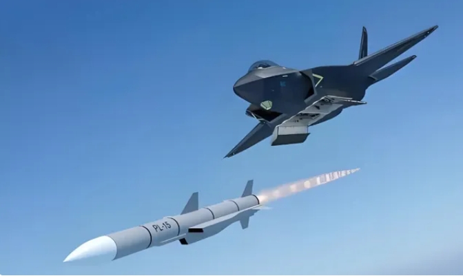  解放軍殲-35戰機發射霹靂-15空空導彈。 圖 : 翻攝自矚望雲霄 