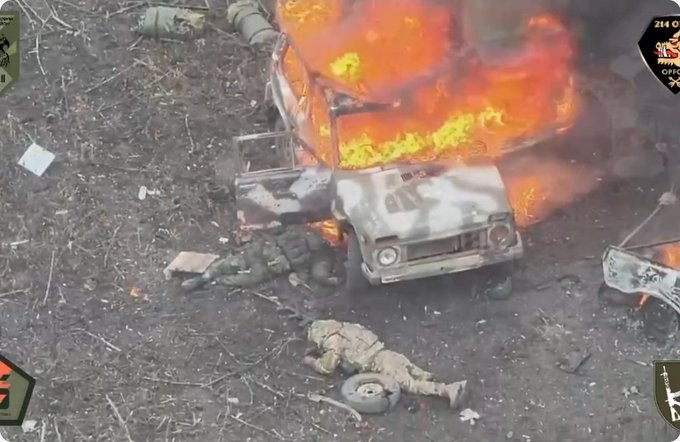  烏軍近期加強針對俄軍部隊的打擊力度，北約預估俄軍每個月可能損失 2 至 2.5 萬名士兵。 圖：翻攝自 @frontlinekit X 帳號 
