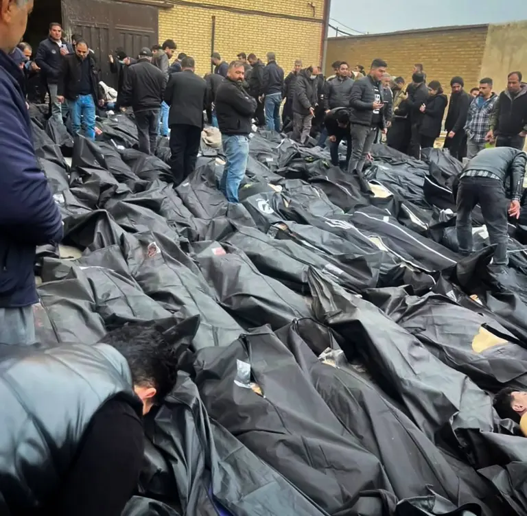  伊朗這場「反政府示威」據傳已造成約 1.2 萬人死亡，甚至有家屬接獲通知，須立即認領親人遺體，否則遺體將被棄置於亂葬崗。 圖：翻攝自 X 