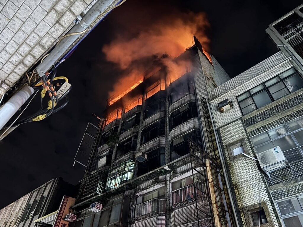 桃園大樓5至8樓全面燃燒 警方逮捕縱火犯嫌