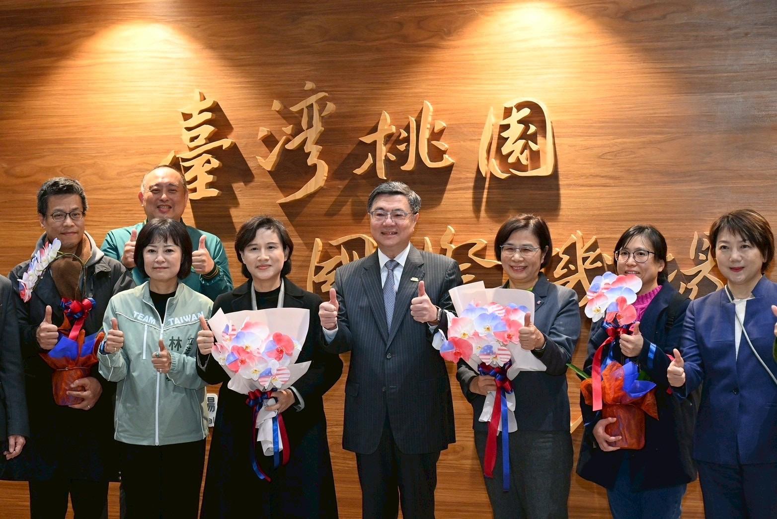  由行政院副院長鄭麗君和政委、經貿辦總談判代表楊珍妮所率領的關稅談判團隊今（19）天清晨6點從美國搭機返台，行政院長卓榮泰、秘書長張惇涵和發言人李慧芝等親赴桃園機場接機。 圖：行政院提供 