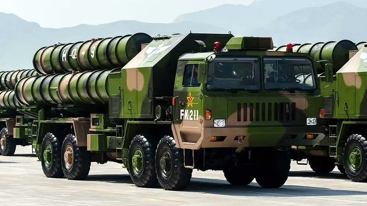  菲什曼在報告中指出，中共長期推動軍事現代化，並將關鍵及新興科技視為提升軍事能力的重要手段，因此美國需要重新評估外國學生、科技人才與國家安全之間的關係。解放軍「紅旗-9 」發射車。 圖：翻攝自 @warsurveillance X 帳號 
