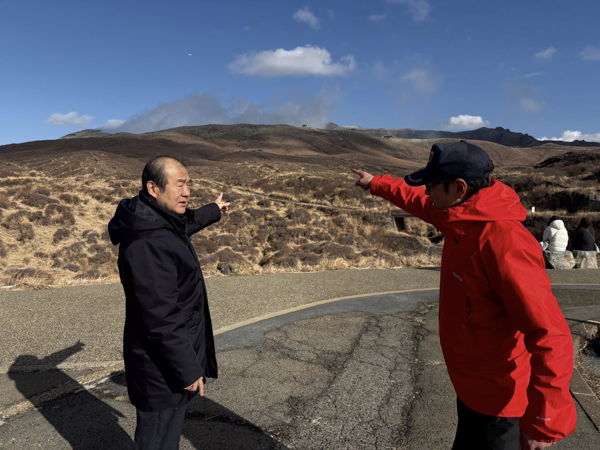  我國駐福岡辦事處處長陳銘俊（左）21日下午抵達熊本縣阿蘇山了解日方搜救的情況。 圖：翻攝自李逸洋臉書 