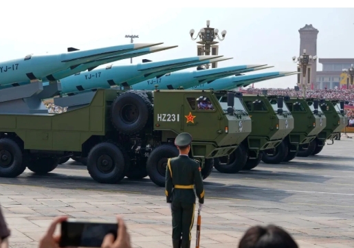 面對中國歷史性的軍力擴張，各國提高警覺是合理且正當的反應。（圖為中國解放軍） 圖 : 翻攝自央視新聞 