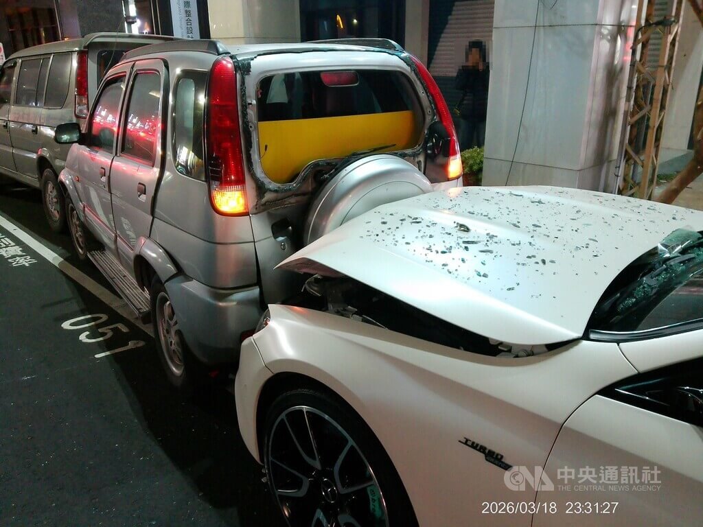 台中駕駛疑低頭操作導航追撞臨停1車 再撞停車格4車