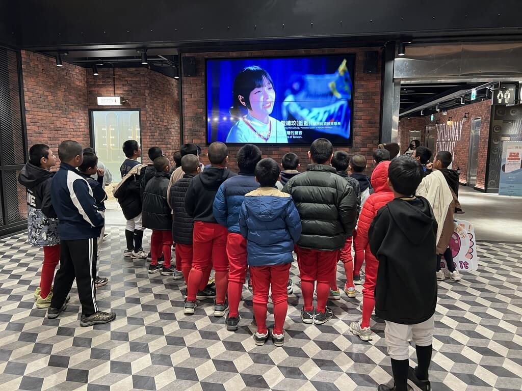 曾豪駒自掏腰包 請新竹5校少棒球員看冠軍之路