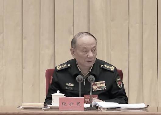  20日的「開班式」中，政治局常委全數出席，軍方卻僅剩軍委委員張升民現身。 圖：翻攝自 X 