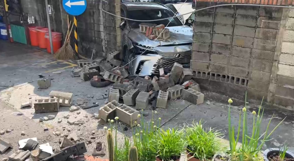 國民黨台中黨部圍牆遭撞破 3人送醫