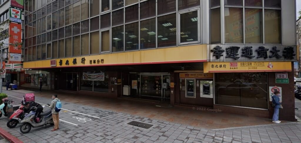 三立採訪車失控撞進台北南京東路銀行 10人受傷