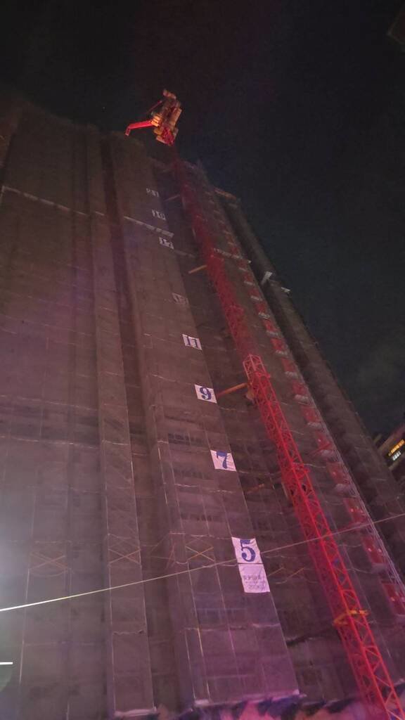 高雄高樓火警 消防員爬26樓拉水線滅火幸未釀傷亡