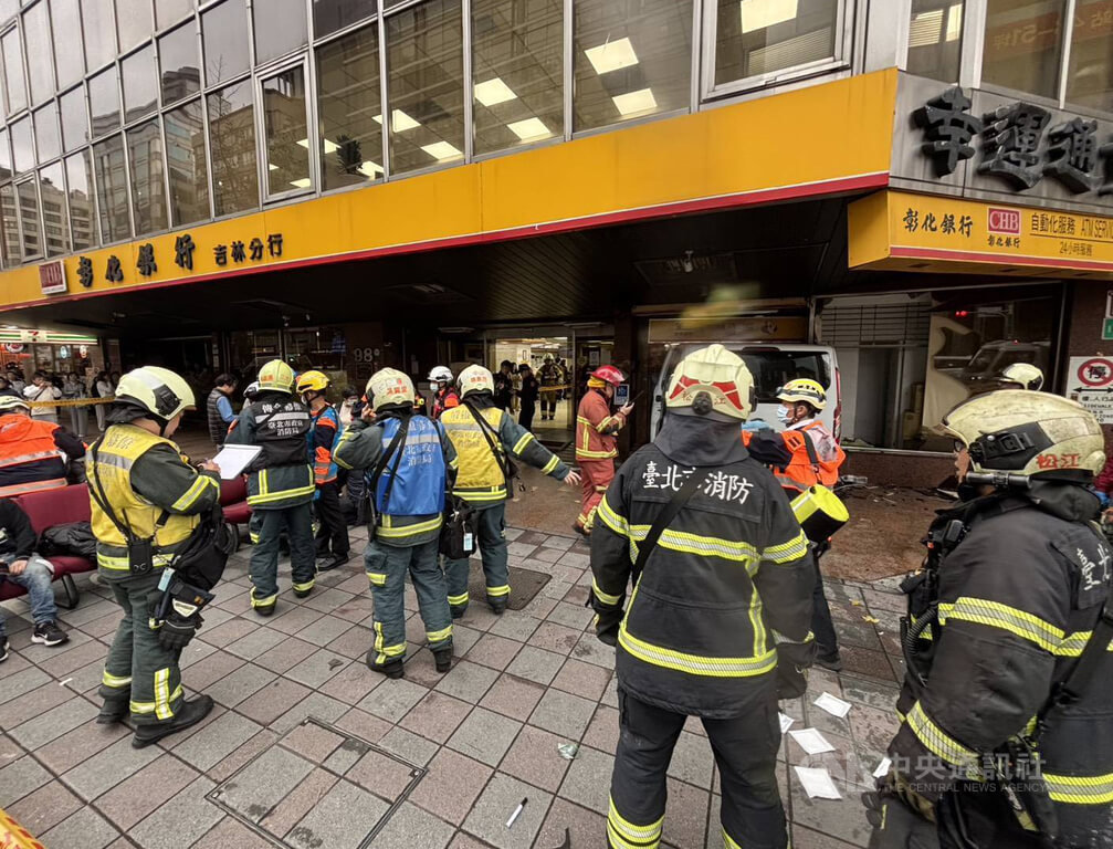 三立採訪車駕駛疑恍神衝撞進銀行 10人輕重傷