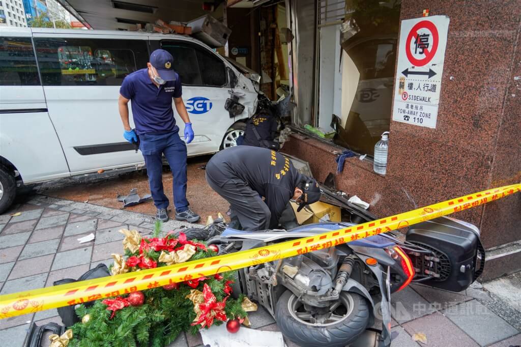 三立採訪車撞進銀行釀10傷 肇事原因待警方釐清