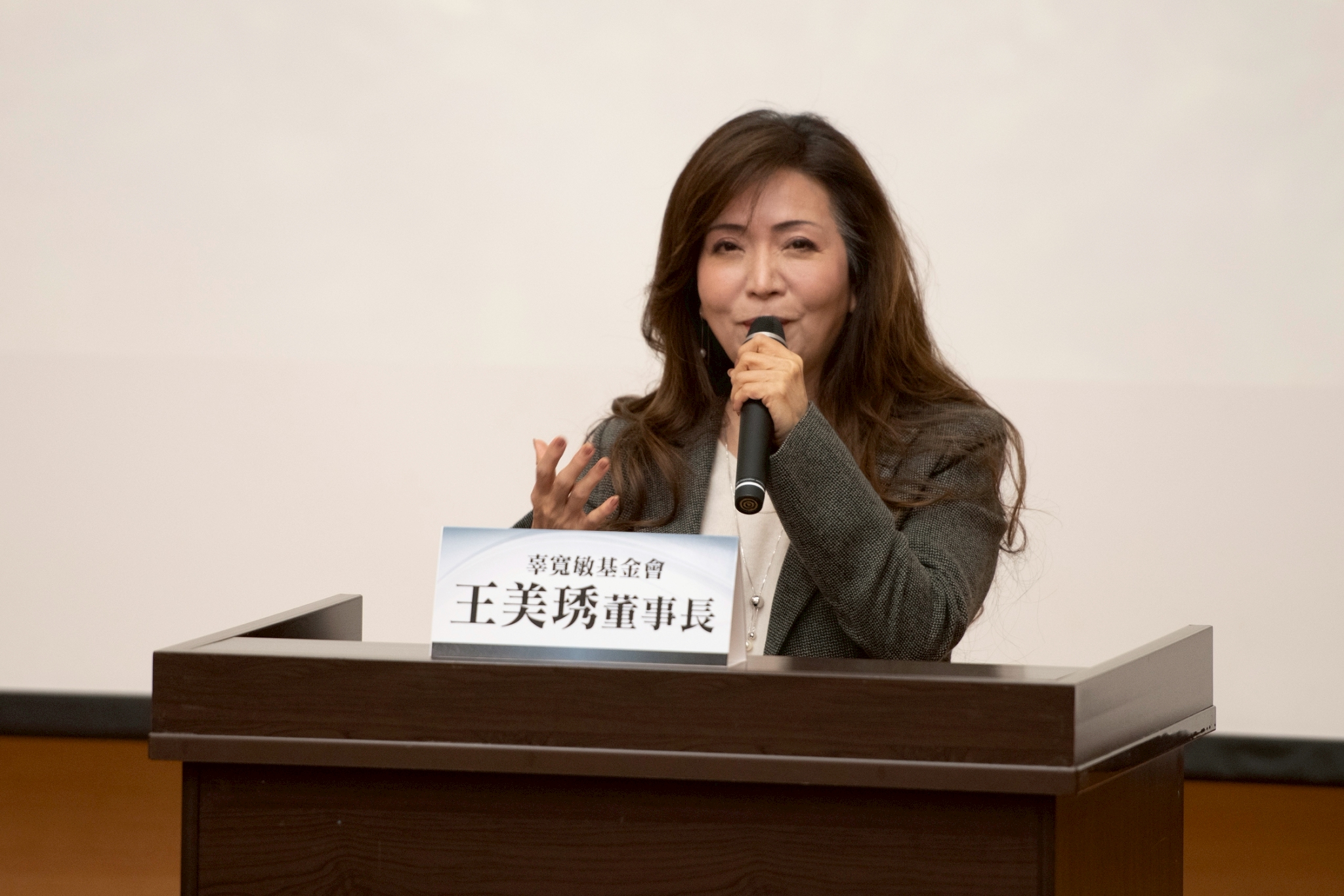  辜寬敏基金會董事長王美琇開幕致詞時表示，面對中國持續加強對台認知作戰，以及國內政治人物濫用受難者敘事混淆視聽，台灣的轉型正義工程正面臨嚴峻挑戰。 圖：辜寬敏基金會/提供 