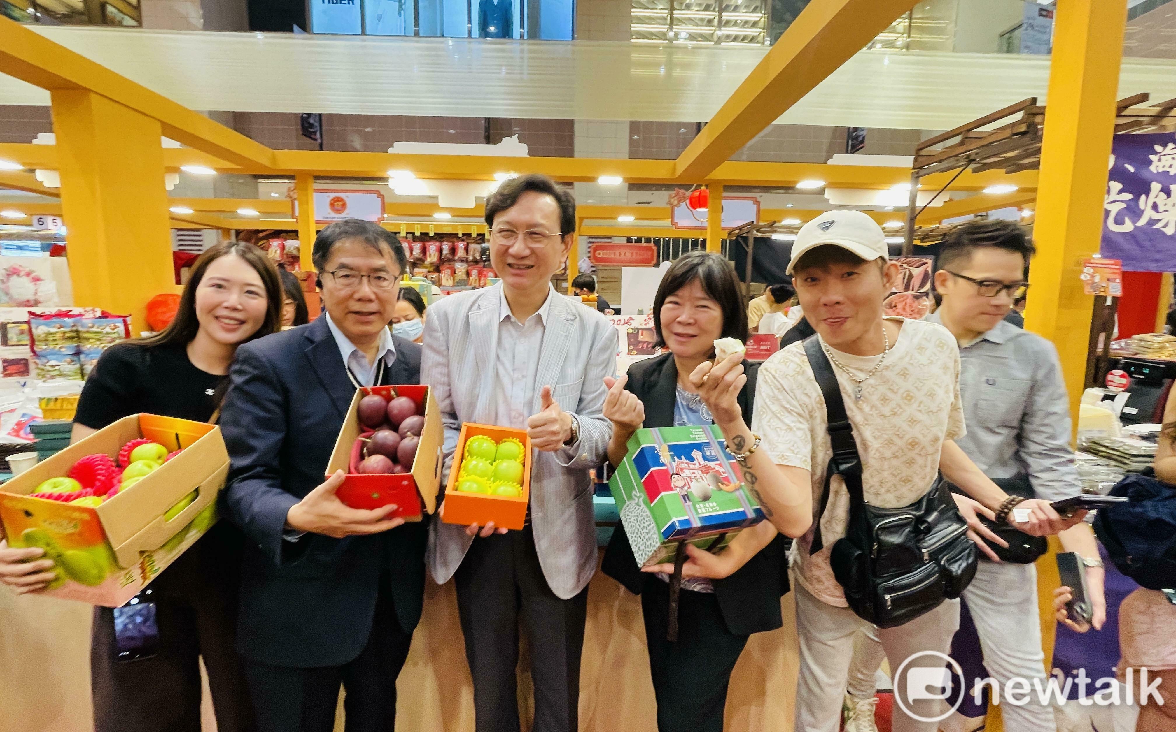 臺南蜜棗新加坡高島屋熱銷 黃偉哲攜手網紅直播帶貨國際買氣再升溫