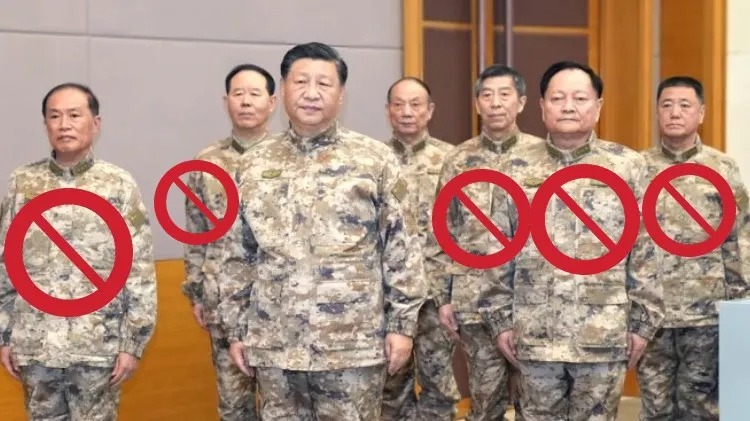  習近平（左三）親自組成的中央軍委會，現在只剩下他與張升民（左四），其他人均被撤職查辦。 圖：翻攝解放軍網 (合成圖) 
