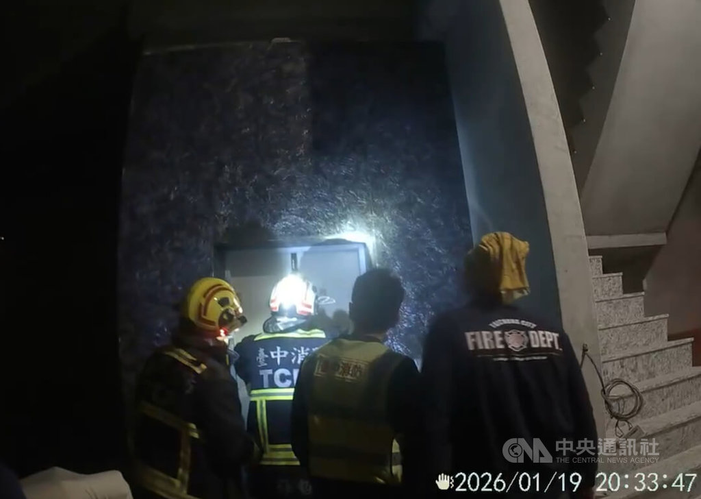 夫妻參觀台中預售屋受困電梯 警消急救援脫困