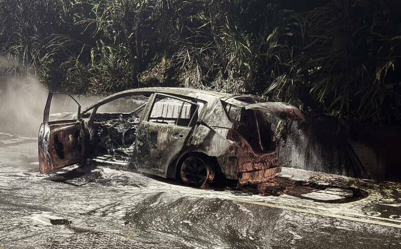 基隆火燒車!海巡捨命拖出2人 下秒烈焰吞噬車體