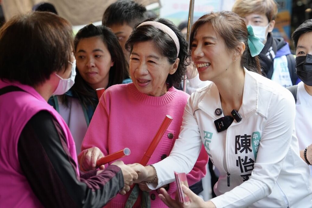 陳佩琪陪陳怡君新北中和拜票 發放春聯拜早年