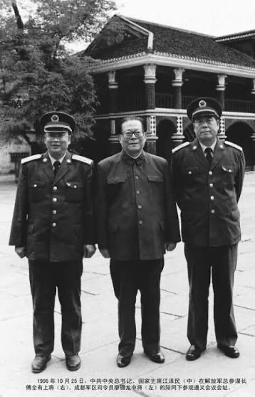 原總後勤部部長廖錫龍上將（左）於昨（25）日去世。 圖：翻攝自 X 