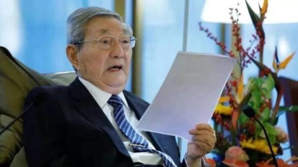  外界瘋傳 98 歲的朱鎔基與 83 歲的胡錦濤相繼去世。圖為中國前總理朱鎔基。 圖：翻攝自 X@蔡慎坤 