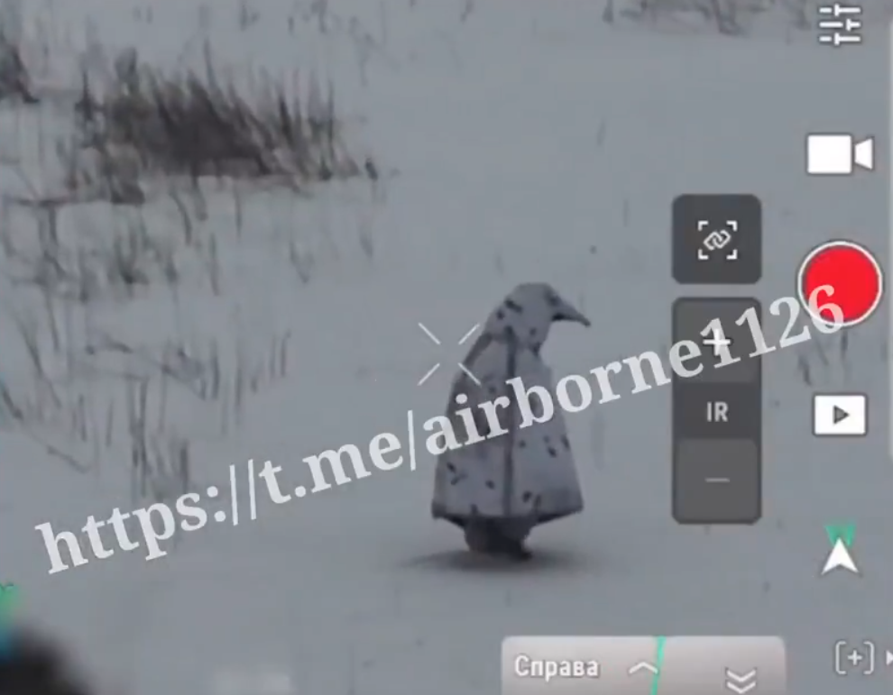  俄羅斯士兵為了在白雪皚皚的戰場上混淆無人機判斷，竟然將自己「扮成企鵝」試圖逃脫。 圖：翻攝自 X 