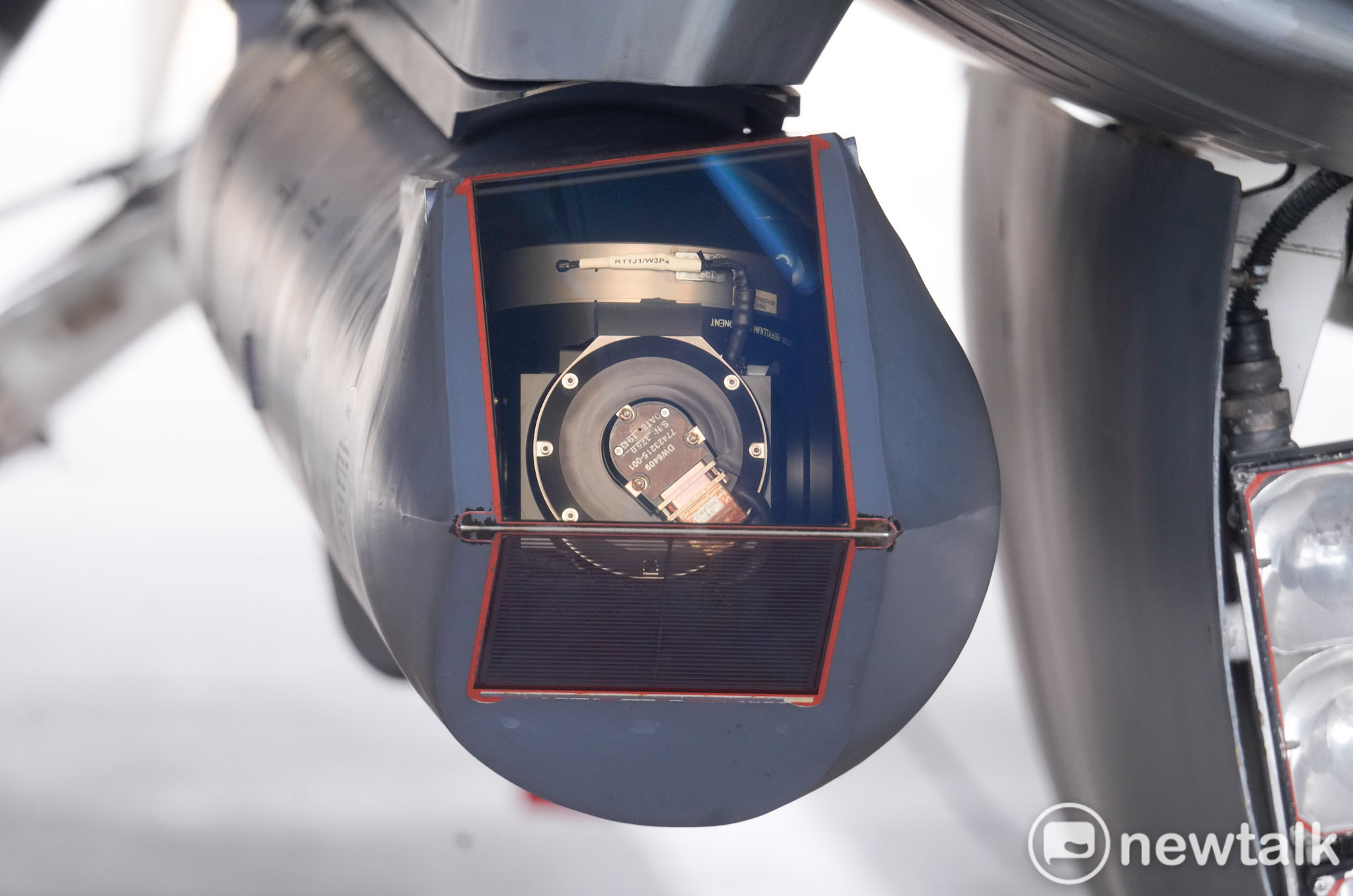  掛載在F-16V戰機上狙擊手先進標定莢艙。 圖：張良一/攝 
