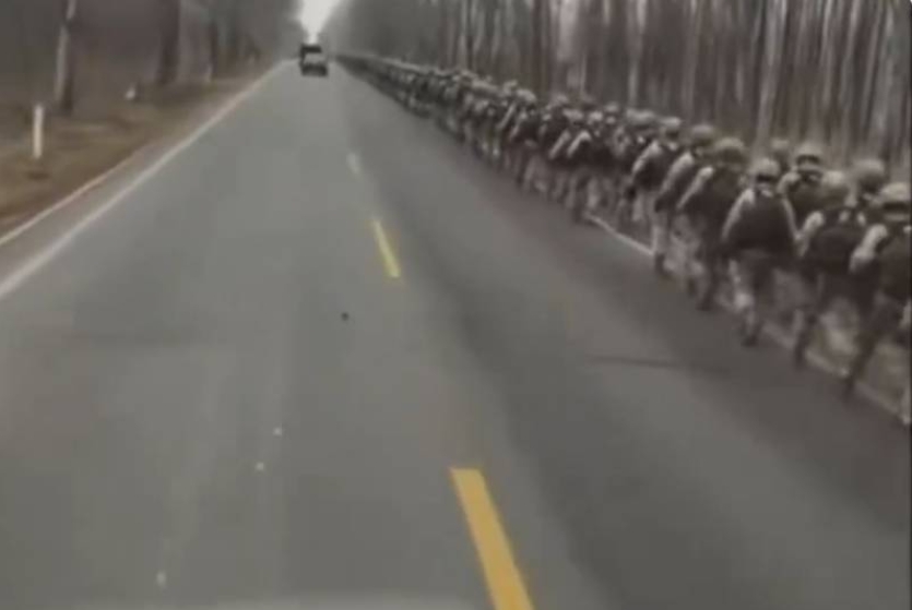  張又俠被捕後，網路上出現大量解放軍全副武裝移動的畫面，網友稱是在進京勤王。 圖 : 翻攝自 X / 破幕推牆 