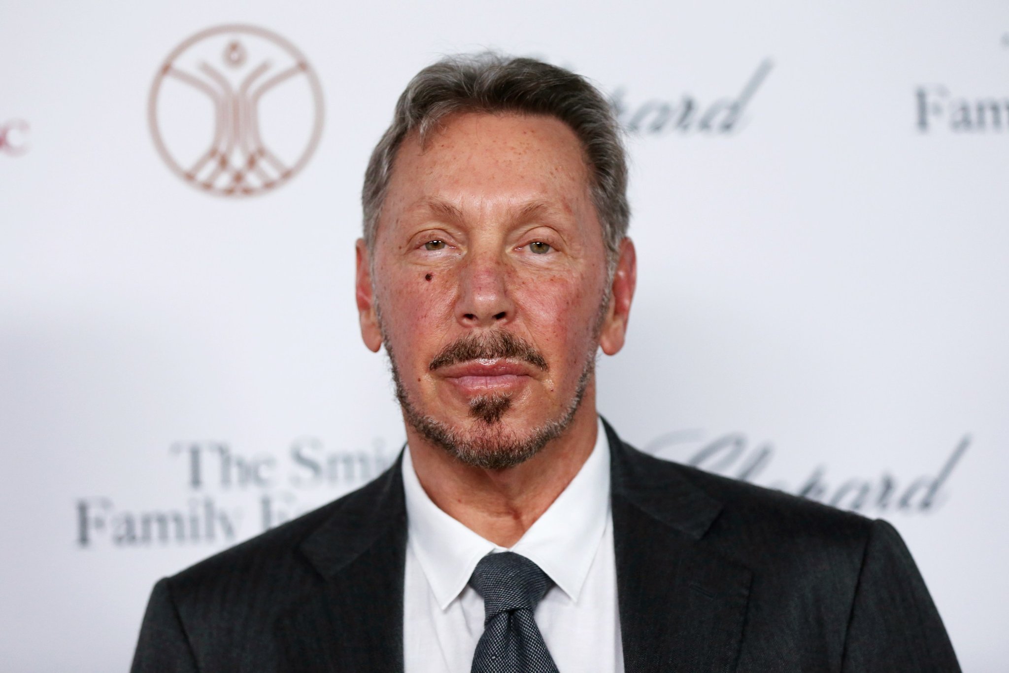 報導稱，美國科技大亨、甲骨文（Oracle）創辦人拉里．埃里森（Larry Ellison）已實質接管 TikTok 美國業務，引發外界對平台營運方向與內容審查機制的高度關注。 圖:翻攝自X帳號@Megatron_ron